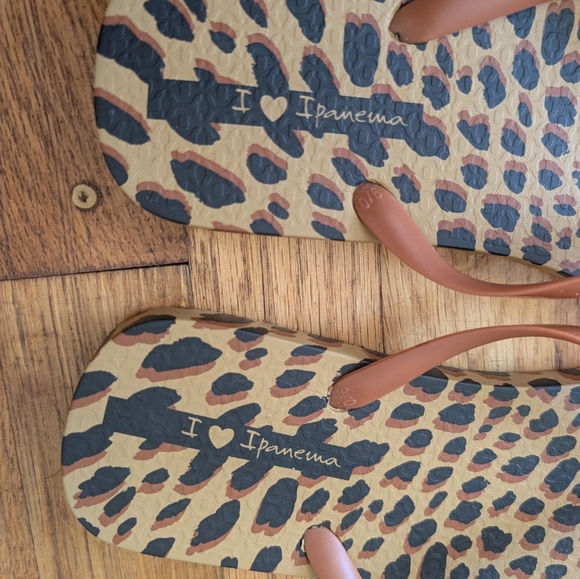 Ipanema Leopard Print Flip Flops with Tan Straps - Picture 2 of 6